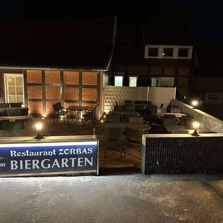 Außenansicht von Restaurant Zorbas am Abend