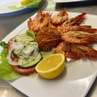Gegrillte Garnelen mit Reis, Salat und Zitrone bei Zorbas