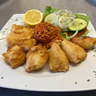 Gefüllte Röllchen mit Reis und Salat bei Zorbas